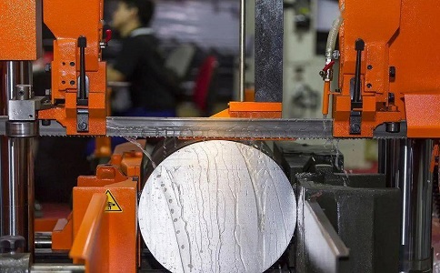 三伏潭镇立式金属带锯床切削出现跑带故障解决方法！